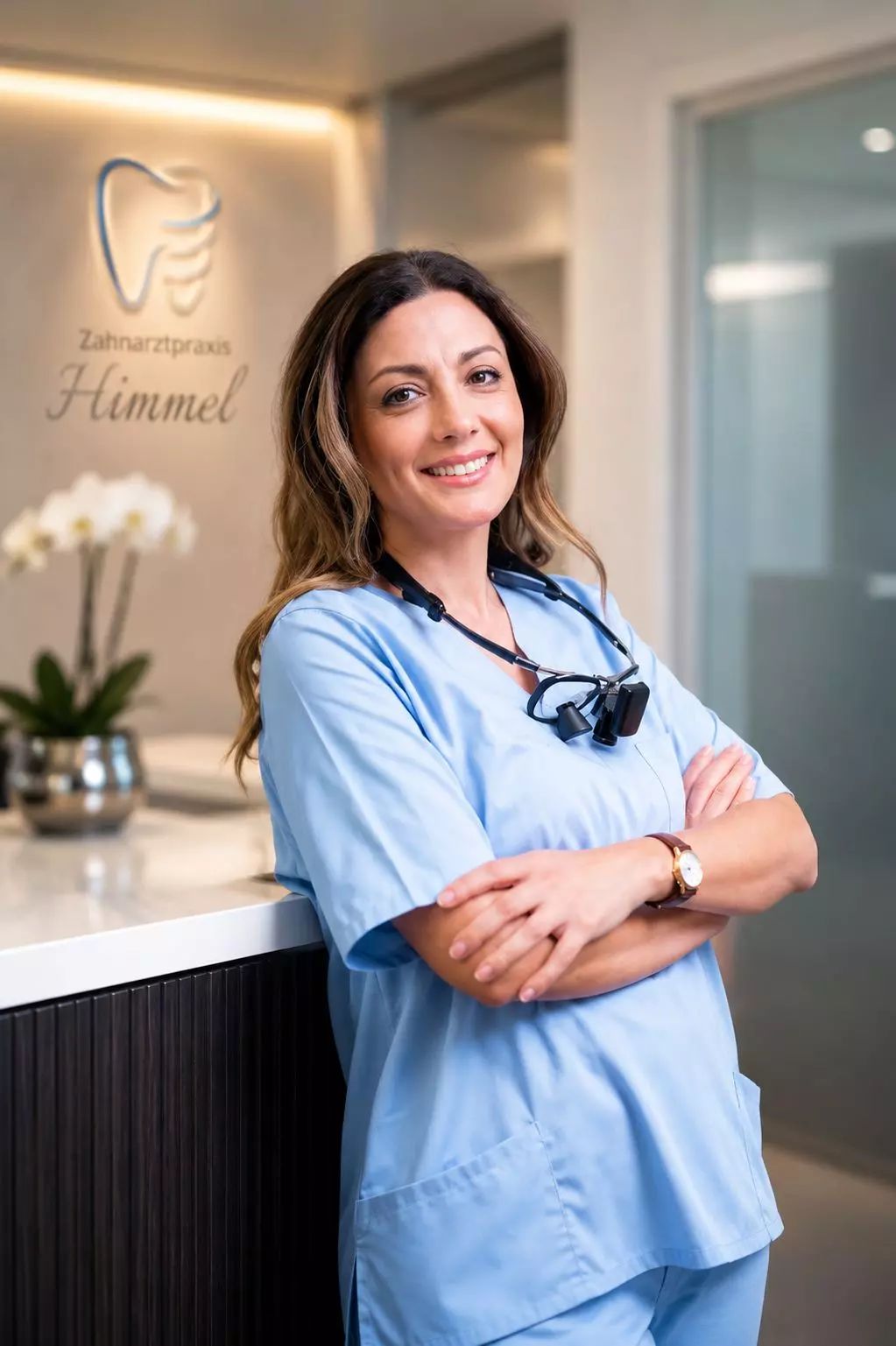 Dr. Dr. Shideh Ashoori-Himmel von Zahnarztpraxis Himmel in Bergisch Gladbach stehend an der Rezeption